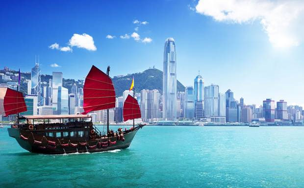 đi thuyền ở cảng victoria Hongkong